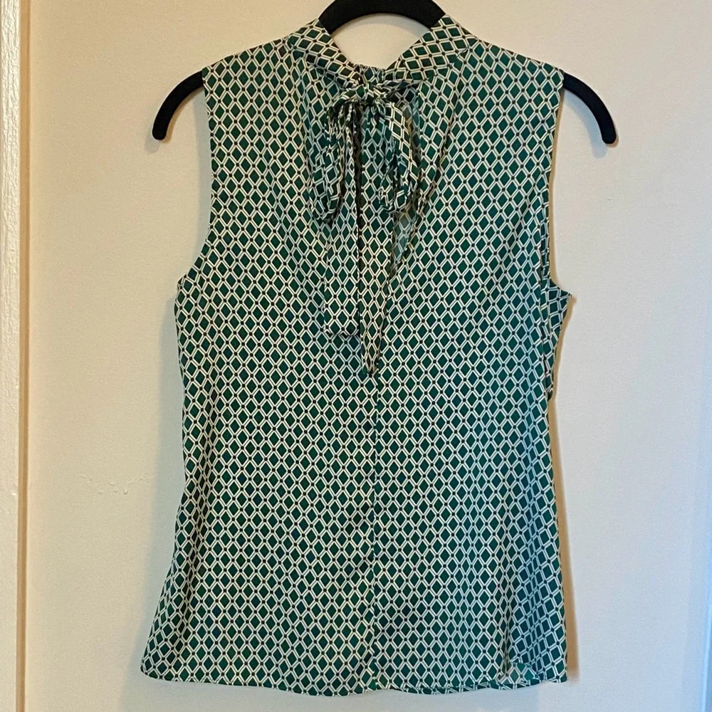Green Geometric Sleeveless Top with super cute tie neck - Picture 2 of 4